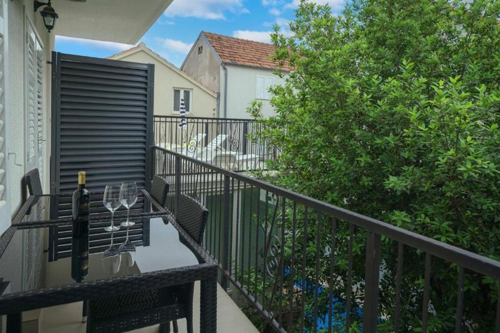 Heritage Residence In Center With Pool- Apartments Vodice Phòng bức ảnh